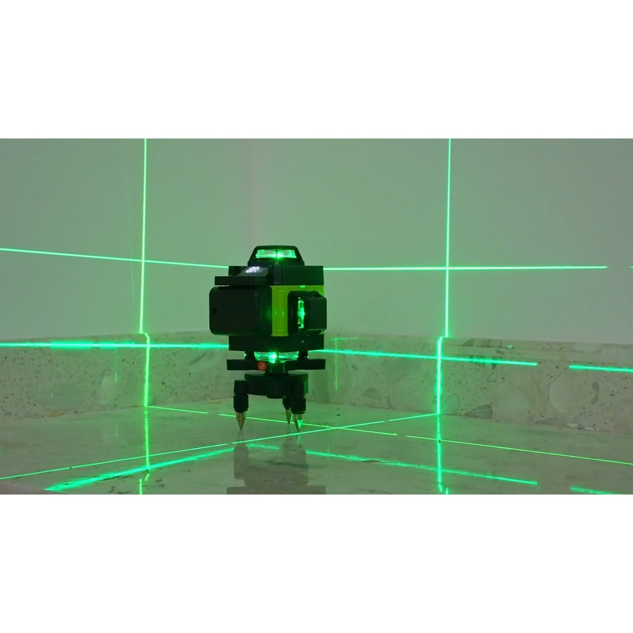 Nivela Laser 4D cu 16 Linii, Autonivelare, 2 Acumulatori, Lumina Verde, Trepied 150 cm, Telecomandă, Platformă Ridicare, Profesională
